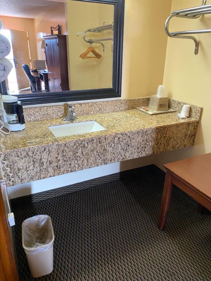 Budget Host Inn - Baxley Екстериор снимка